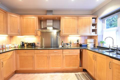 2 bedroom apartment to rent - Queens Road, Weybridge, KT13