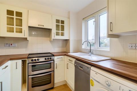 2 bedroom apartment to rent - Parry Drive, Weybridge KT13