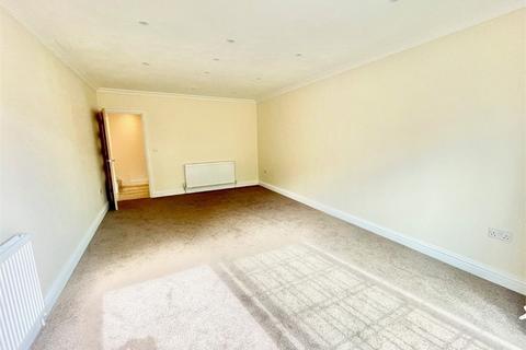 4 bedroom detached house to rent - Lent Rise Road, Burnham SL1