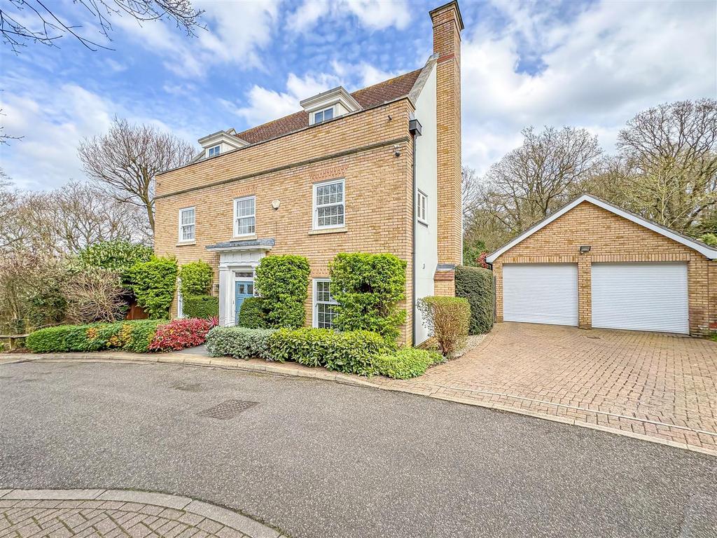 Etheldore Avenue, Hockley SS5 5 bed detached house for sale £1,200,000