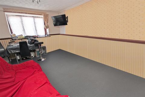 2 bedroom flat for sale - Manor Court, Strode Road, Wellingborough NN8