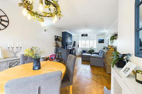 9 Pine Gardens, Ruislip, HA4 9TN