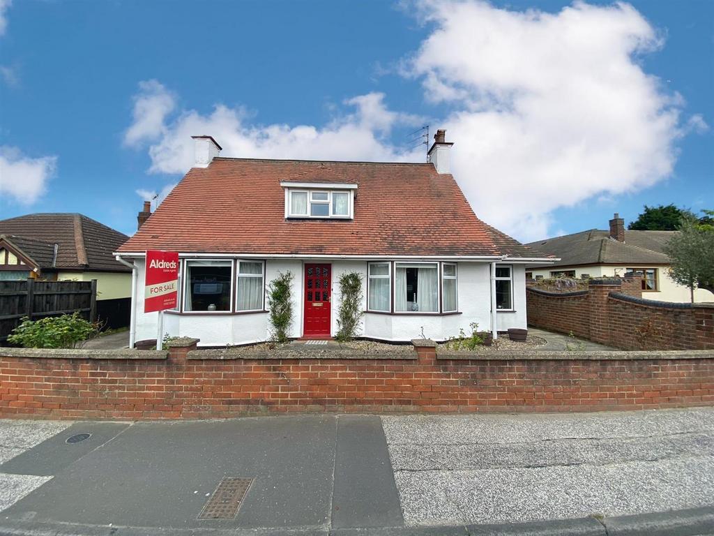 Normanston Drive, Oulton Broad, Lowestoft, Suffolk, NR32 3 bed detached