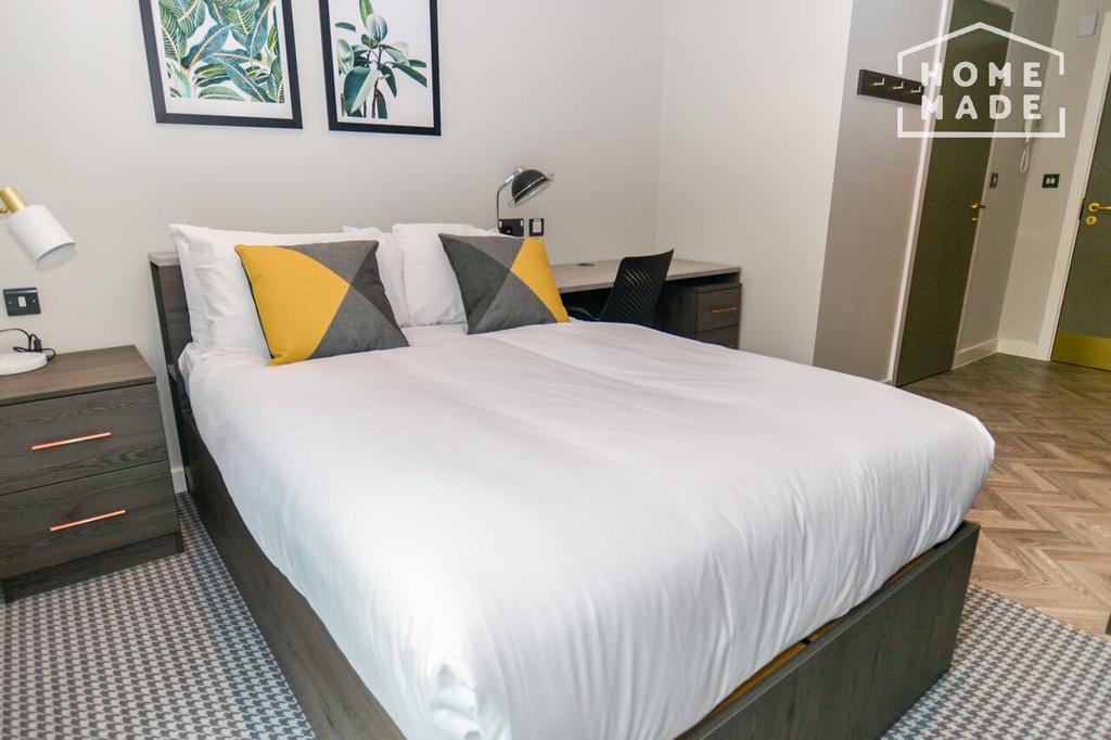 Astra House, Kenton Road, HA3 Mixed use £1,325 pcm (£306 pw)