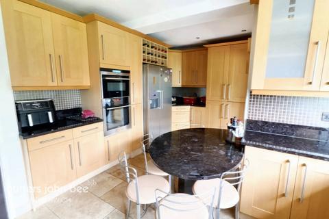 5 bedroom detached house for sale - Chapel Close, Comberbach