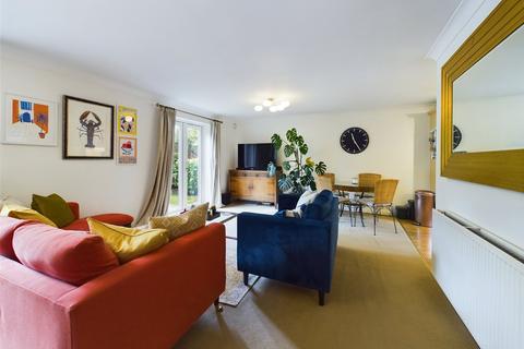 2 bedroom apartment for sale, Wade Court, Cheltenham, Gloucestershire, GL51