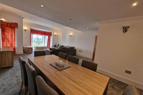 3 bedroom apartment to rent, Royal Court Apartments, Lichfield Road, Sutton Coldfield B74