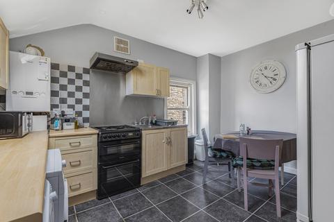 2 bedroom flat for sale - Street Lane, Roundhay, Leeds, LS8
