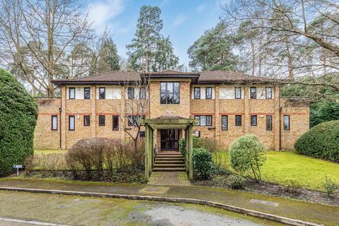 9, Oak Court The Warren, Oxshott, Leatherhead, KT22 0SB