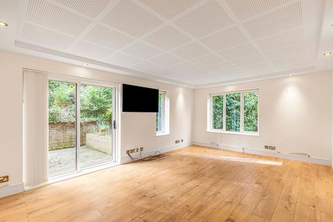 9, Oak Court The Warren, Oxshott, Leatherhead, KT22 0SB