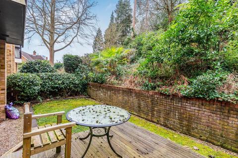 9, Oak Court The Warren, Oxshott, Leatherhead, KT22 0SB