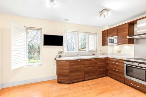 9, Oak Court The Warren, Oxshott, Leatherhead, KT22 0SB