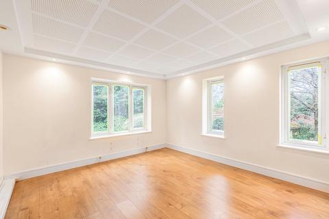9, Oak Court The Warren, Oxshott, Leatherhead, KT22 0SB