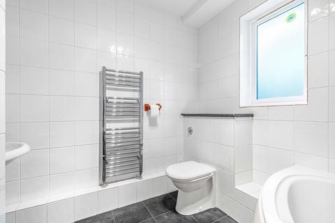 9, Oak Court The Warren, Oxshott, Leatherhead, KT22 0SB