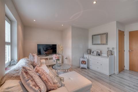 2 bedroom flat for sale - Dickens Heath Road, Shirley, Solihull, B90 1UF