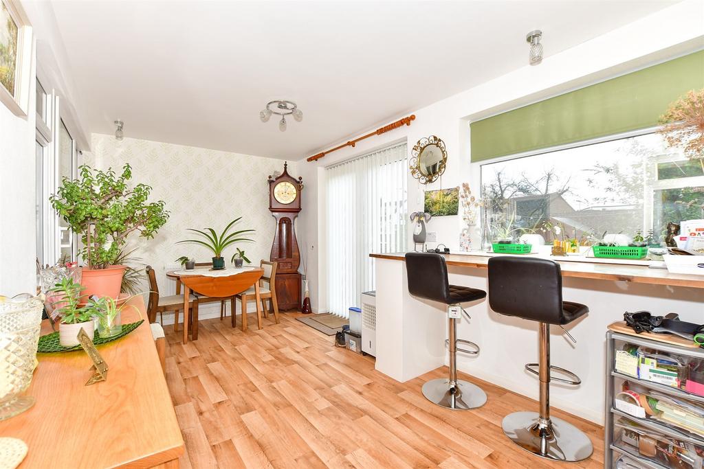 Shepherds Walk, Hythe, Kent 2 bed semidetached bungalow for sale £