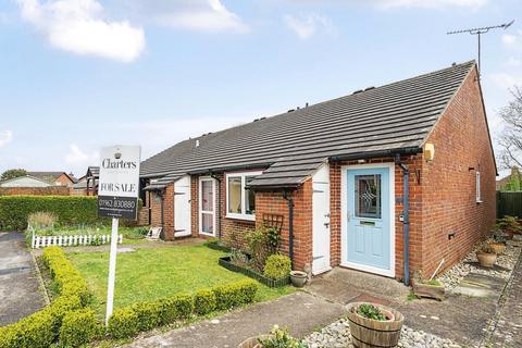 2 bedroom bungalow for sale - St. Annes Close, Winchester, Hampshire, SO22