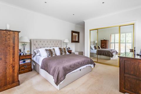 3 bedroom flat for sale, The Gables, Oxshott, Leatherhead, Surrey, KT22