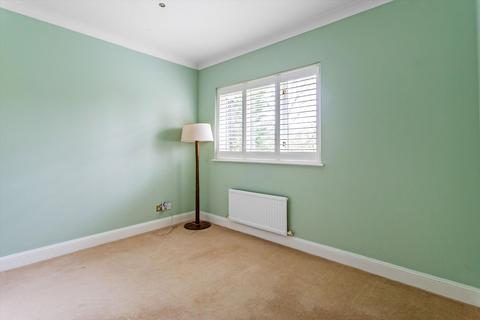 3 bedroom flat for sale, The Gables, Oxshott, Leatherhead, Surrey, KT22