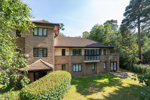 3 bedroom flat for sale, The Gables, Oxshott, Leatherhead, Surrey, KT22