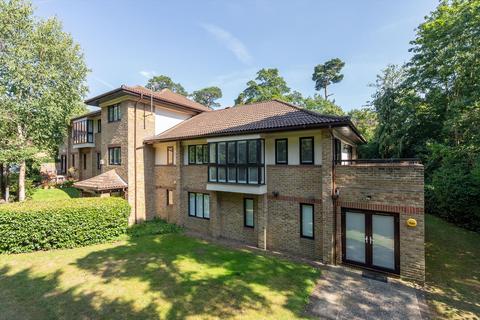 3 bedroom flat for sale, The Gables, Oxshott, Leatherhead, Surrey, KT22