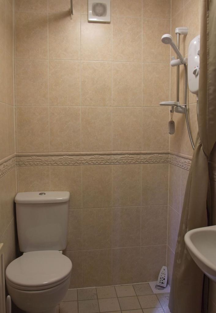5 G2 A6102 Mayfield shower room