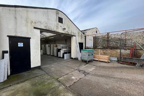 Industrial unit to rent - 3 Bowlers Croft, Basildon, Essex, SS14