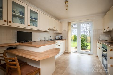 2 bedroom bungalow for sale - Farriers Close, Woodley, Reading, RG5 3DD