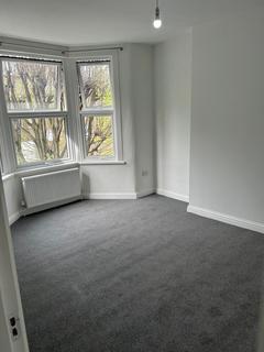 3 bedroom flat to rent, Lawton Road, London, E10
