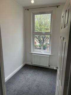 3 bedroom flat to rent, Lawton Road, London, E10