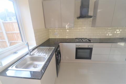 1 bedroom in a house share to rent - Basildon Avenue, IG5 0QE