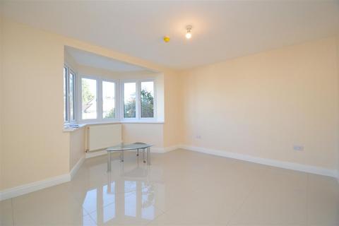 1 bedroom in a house share to rent, Basildon Avenue, IG5 0QE