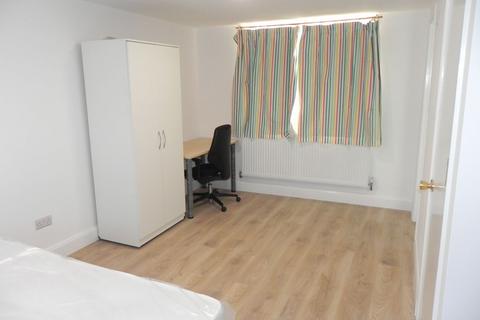 1 bedroom in a house share to rent - Hillview Crescent, Guildford-Room 5