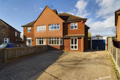 3 bedroom semi-detached house for sale - Manor Drive, Aylesbury, HP20 1EW