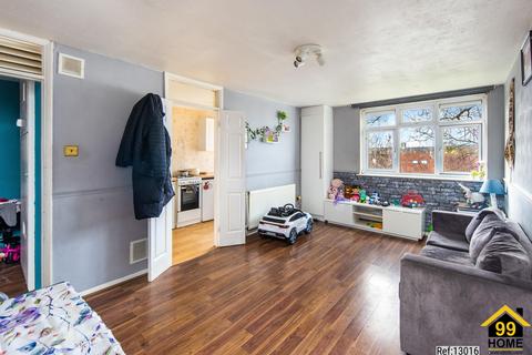 2 bedroom flat for sale - Copford Close, Woodford, Green, IG8