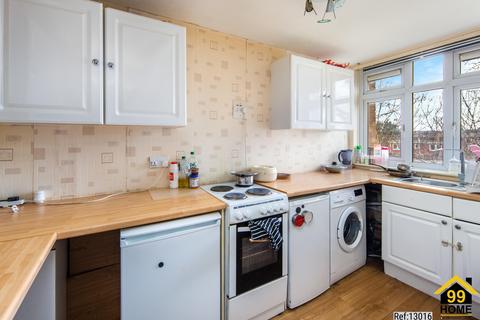 2 bedroom flat for sale, Copford Close, Woodford, Green, IG8