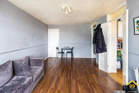 2 bedroom flat for sale - Copford Close, Woodford, Green, IG8
