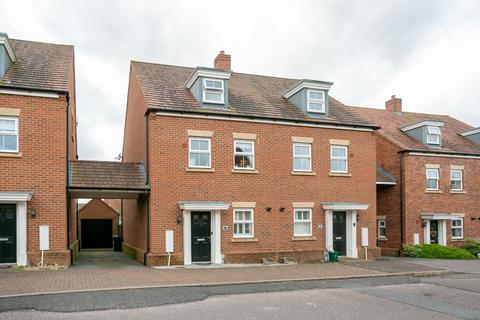 3 bedroom semi-detached house to rent - Shearwater Road, Hemel Hempstead, Hertfordshire, HP3