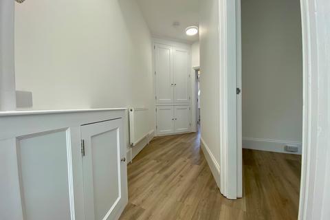 2 bedroom flat to rent, WOKING
