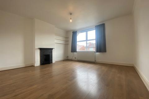 2 bedroom maisonette to rent, WOKING