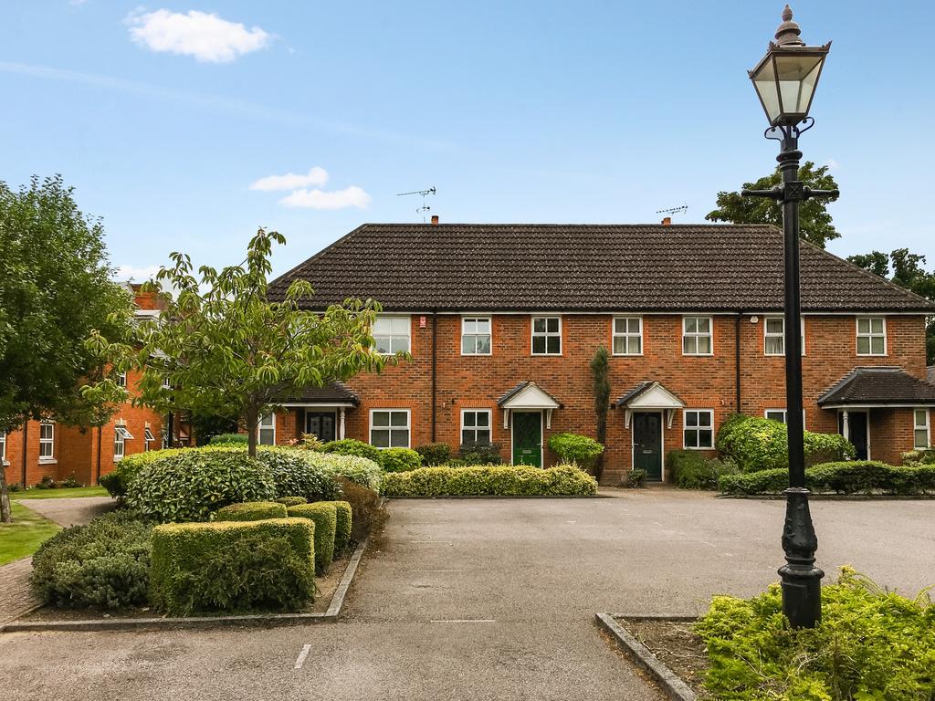 Englefield Green 2 bed terraced house to rent £2,250 pcm (£519 pw)