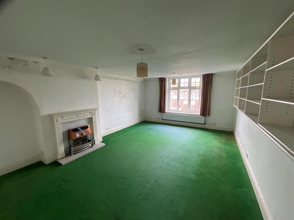 Norfolk Road, Littlehampton, West Sussex 3 bed flat for sale £180,000