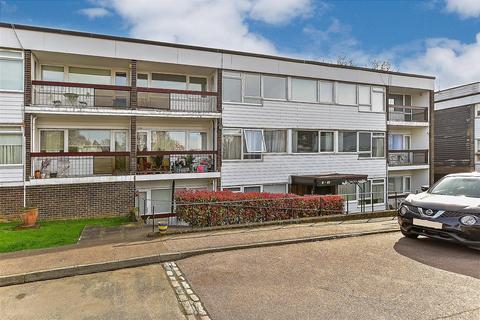 2 bedroom ground floor flat for sale, St. Winifred's Close, Chigwell, Essex