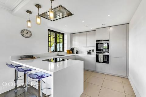 2 bedroom apartment for sale, Glen Island, Taplow, Buckinghamshire