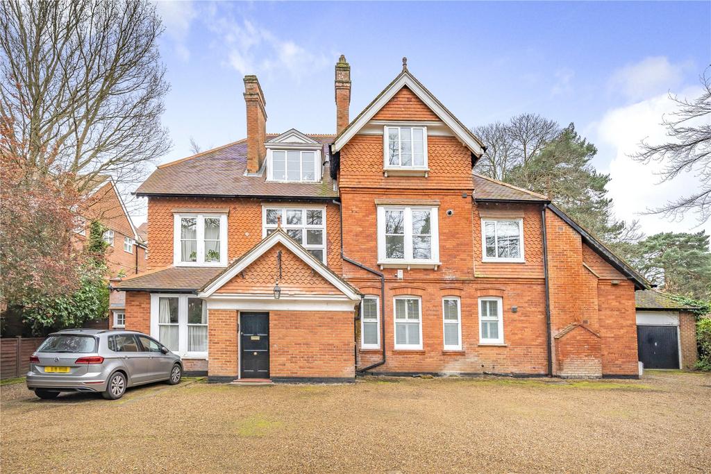 Queens Road, Weybridge, Surrey, KT13 2 bed flat for sale £400,000