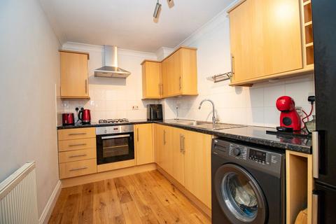 2 bedroom flat for sale, Hankins Court, Jacklyns Lane, Alresford, Hampshire, SO24 9FD