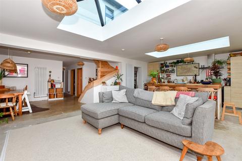 4 bedroom chalet for sale, Lilac Avenue, Wickford, Essex