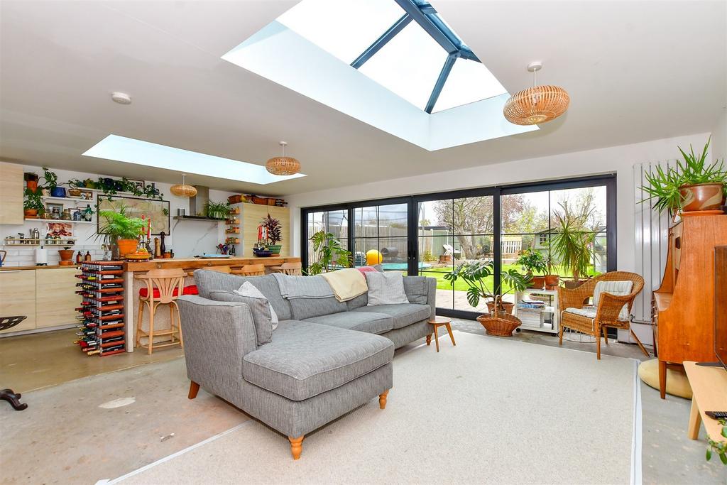 Lilac Avenue, Wickford, Essex 4 bed chalet £550,000