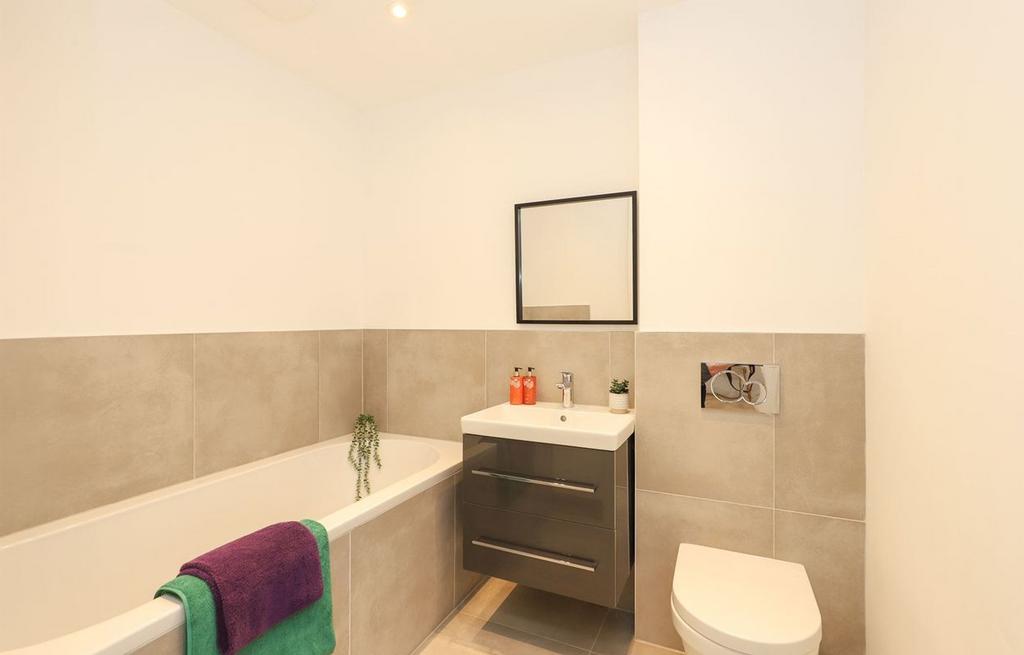 Apt 17 bathroom