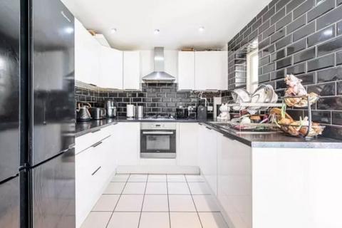 3 bedroom end of terrace house for sale - 8 Aylesham Close, Mill Hill, London, NW7 2SF